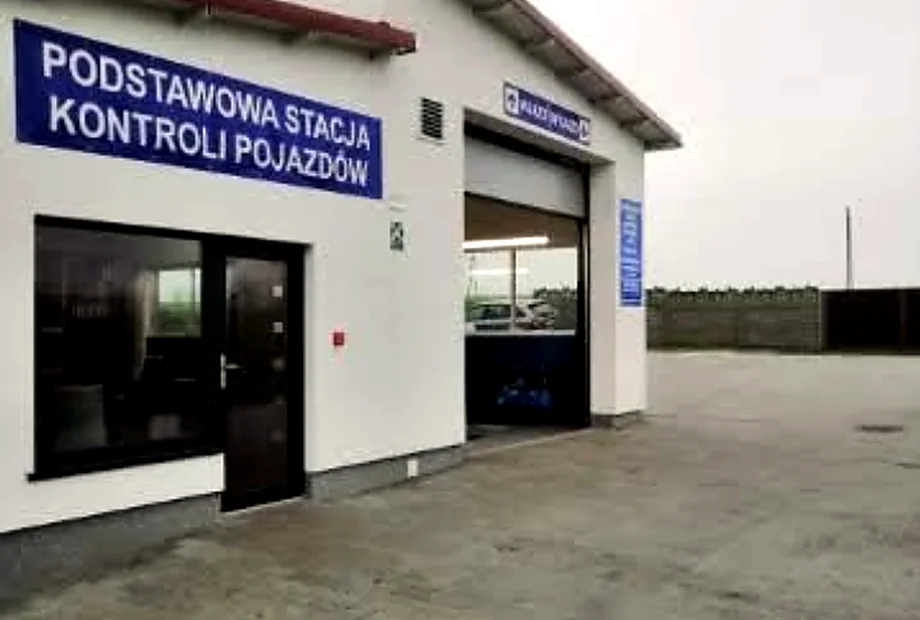 Budynek stacji z placem manewrowym